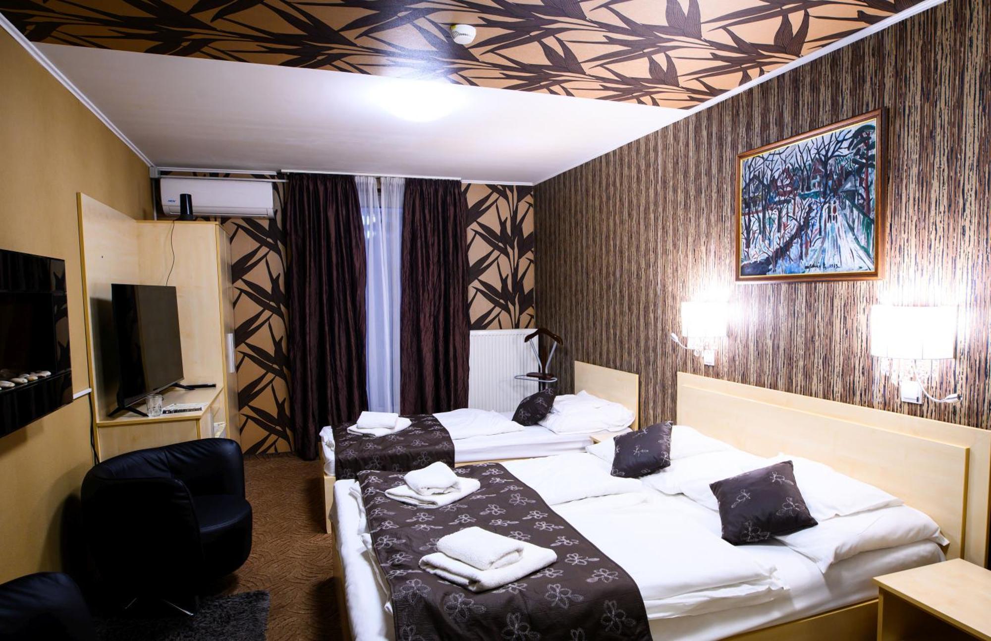 Palermo Panzio Hotel Nyiregyhaza Bagian luar foto